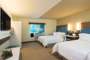Standard Room, 2 Double Beds, Accessible Bathtub (Communications)