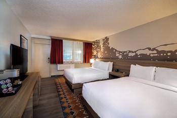 Standard Room, 2 Queen Beds, Pool View, Ground Floor