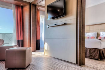 Suite, 1 Queen Bed with Sofa bed, Balcony, Partial Sea View (Balcony)