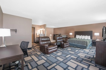 Suite, 1 King Bed, Non Smoking (One-Bedroom)