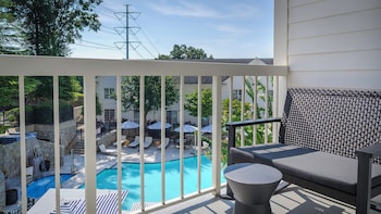 Suite, 1 King Bed, Roll-in Shower (Mobility Accessible)