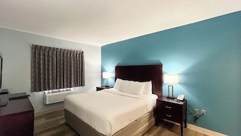 Deluxe Room, 1 King Bed, Non Smoking, Refrigerator & Microwave