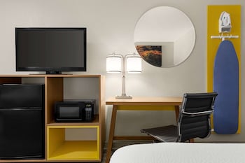 Standard Room, 1 King Bed