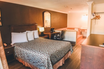 Deluxe Room, 1 Queen Bed, Smoking, Jetted Tub