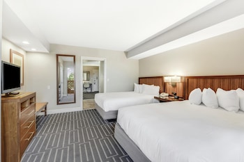 Suite, 2 Queen Beds, Poolside