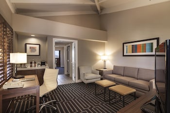 Suite, 1 King Bed, Poolside