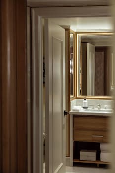 Deluxe Room (King)