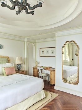 Room, Garden View