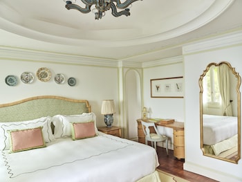 Room, Garden View