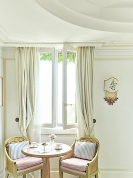 Room, Garden View