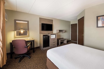 Senior Room, 1 Queen Bed, Accessible, Non Smoking