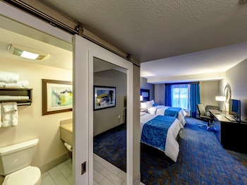 Suite, 2 Queen Beds, Kitchen