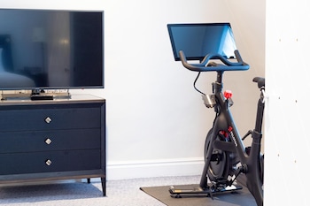 Executive Room, 1 King Bed (Peloton)