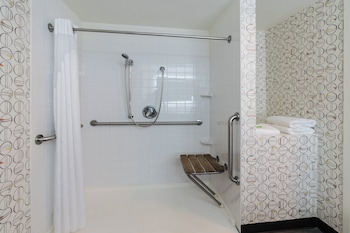 Suite, 1 King Bed, Accessible (Roll-In Shower)