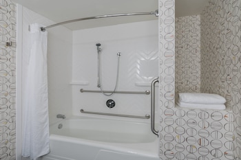Standard Room, 2 Queen Beds, Mobility Accessible