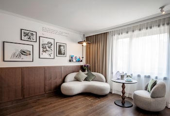 Suite, 1 King Bed, Garden View (Homage Peyo)