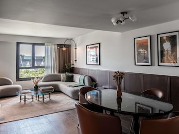 Suite (Le Louise, Garden and City view)