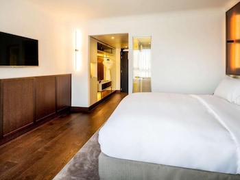 Suite, 1 King Bed, Garden View (Homage)