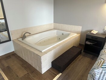 Deluxe Room, 1 King Bed, Non Smoking, Hot Tub