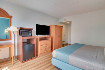 Deluxe Room, 1 Queen Bed, Smoking, Refrigerator & Microwave