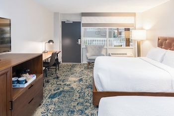 Room, 2 Queen Beds, Pool View (Poolside)