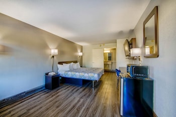 Deluxe Room, 1 King Bed, Accessible, Non Smoking