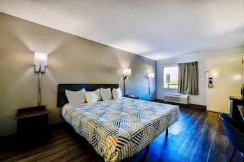Deluxe Room, 1 King Bed, Non Smoking, Refrigerator & Microwave