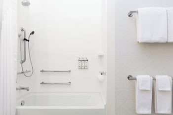Suite, 1 King Bed, Mobility Accessible (Accessible Tub)