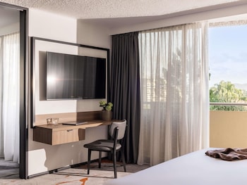 Family Suite (1 Queen Bed and 2 Single Beds)