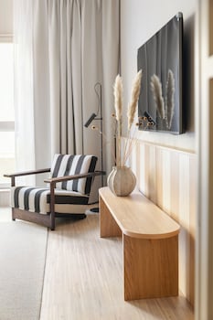 Superior Room, 1 King Bed, Courtyard View