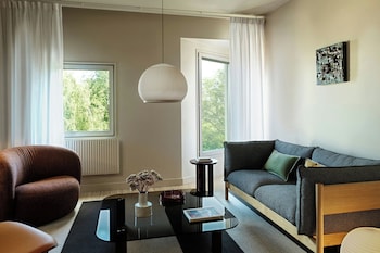 Club Suite, 1 King Bed, Courtyard View