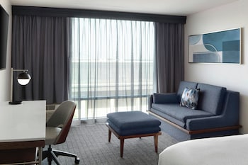 Room, 1 King Bed, Hearing Accessible (Accessible Bathtub)