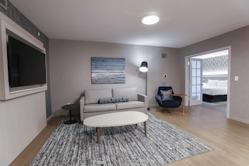 Suite, 1 King Bed, Non Smoking (Accessible)