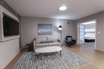 Suite, 1 King Bed, Non Smoking (Accessible)