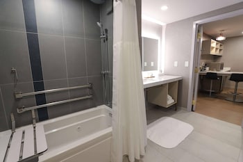Suite, 1 King Bed, Non Smoking (Accessible)