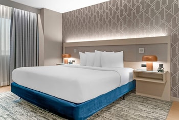 Suite, 1 King Bed, Non Smoking (Accessible)