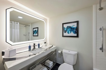 Room, 2 Queen Beds, Hearing Accessible (Roll-in Shower)