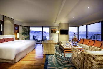 Ocean Front Suite with Lounge access (Breakfast at Restaurant, includes child)
