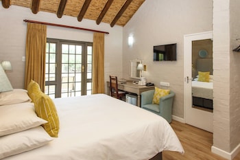 Studio, 1 King Bed, Garden View