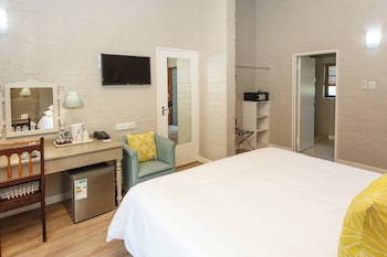Studio, 1 King Bed, Garden View