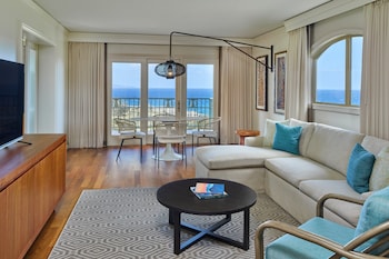 1 Bedroom Suite, Club Lounge access,1 King Bed and Sofa Bed, Oceanfront