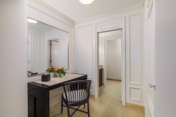 Ritz- Carlton Presidential Suite, Club Lounge access, 1 King, Oceanfront