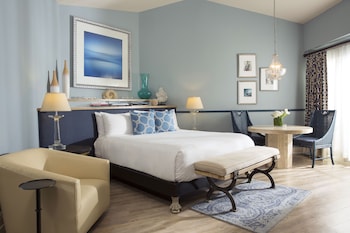 Signature Suite, 1 King Bed, Bathtub, Pool View