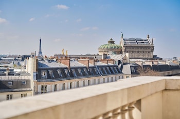 La Parisienne 1 king-size bed Eiffel Tower view