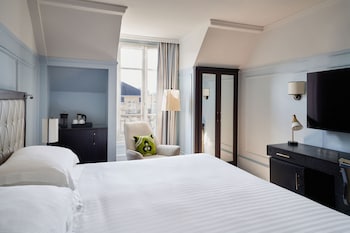 La Parisienne 1 king-size bed Eiffel Tower view