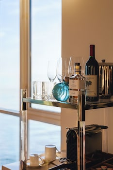 Premium Oceanfront Accessible King Corner Studio