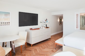 Premium Oceanfront Accessible King Studio