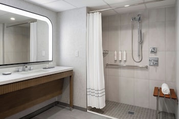Executive Suite, 1 Bedroom, Tower (Mobility Accessible, Roll-In Shower)
