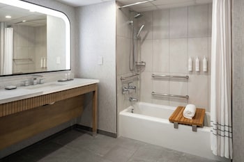 Executive Suite, 1 Bedroom, Tower (Mobility Accessible, Roll-In Shower)