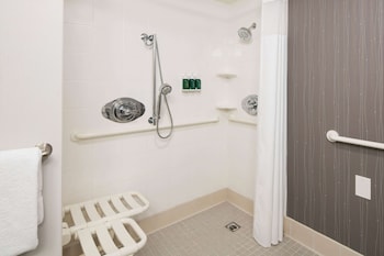Room, 2 Queen Beds, Accessible (Mobility Roll in Shower)